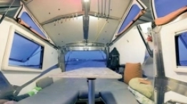 Widok na tylną część przyczepy z otwartymi drzwiami. - zdjęcie 2